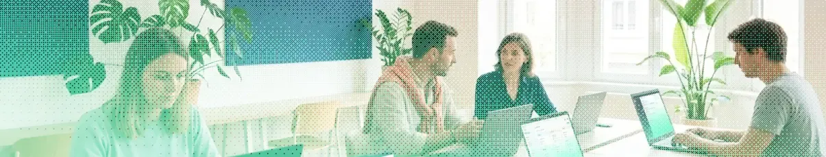 Équipe au travail autour de portables dans un bureau clair, en trame de points verte